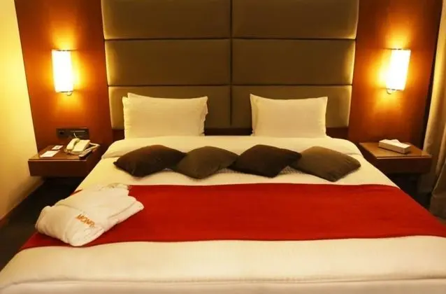 Deluxe King Partial Sea View