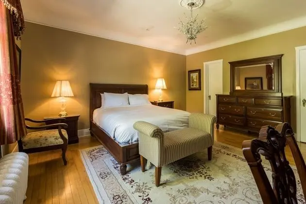 Executive Oda, 1 Büyük (Queen) Boy Yatak (Sir Frederick Alderice Executive Room)