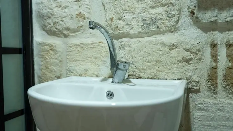 Deq Odası: Banyonun Temizliğini Ve Fonksiyonel Kullanım Detaylarını Öne Çıkaran Lavabo Ve Armatür Detayı.