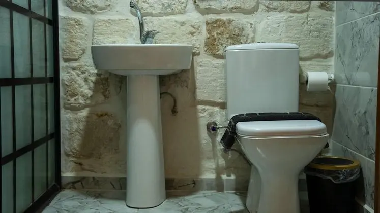 Deq Odası: Hijyen Ve Konforun Ön Planda Tutulduğu, Doğal Taş Duvar Mimarisine Sahip Banyo Düzeni.