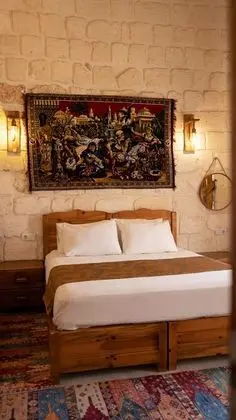 Deq Odası: Mons Masius Butik Otel'in Taş Duvarlar Ve Otantik Detaylarla Süslü Konforlu Çift Kişilik Odası.