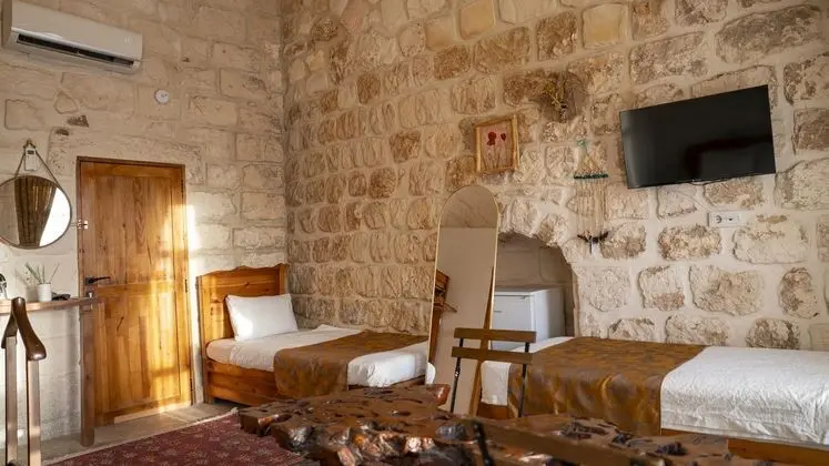Harmel Odası: Otantik Atmosferi Konforla Buluşturan, Geniş Ve Ferah Yatak Odası Alanı.