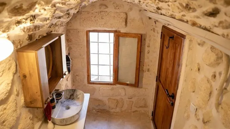 Şahmeran Odası: Doğal Gün Işığı Alan, Tarihi Dokuya Uygun Olarak Tasarlanmış Ferah Banyo Alanı.