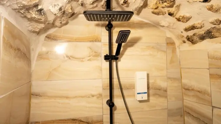 Şahmeran Odası: Otantik Banyo İçerisinde Modern Ve Konforlu Bir Deneyim Sunan Şık Siyah Duş Seti. Şahmeran Odası: Otantik Banyo İçerisinde Modern Ve Konforlu Bir Deneyim Sunan Şık Siyah Duş Seti.