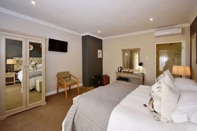 Executive Suites Top Floor w Fireplace