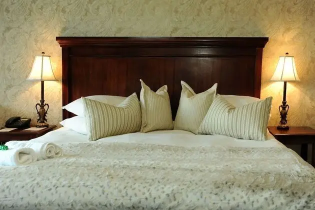 Executive Suites Top Floor w Fireplace