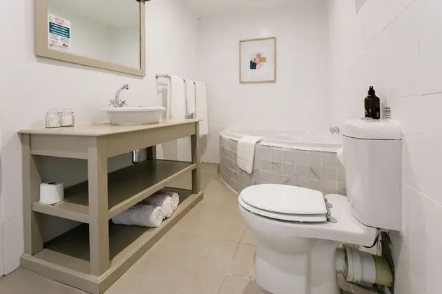 Family Rooms, No Fireplace