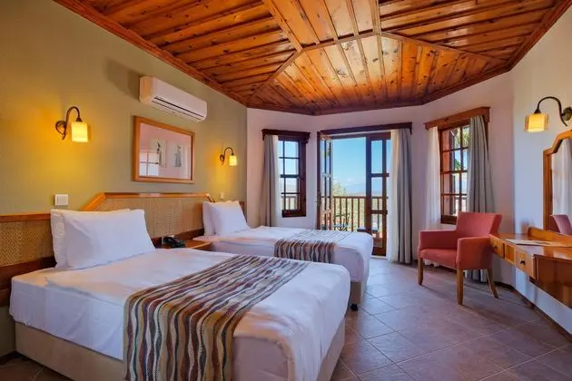 https://images.etstur.com/imgproxy/resize/2560x1440/files/images/hotelImages/etsrooms/797/Montana_Pine_Resort_20250713201233_0.jpg