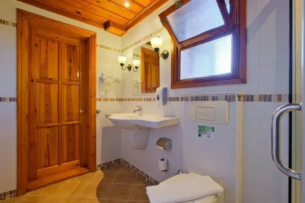 https://images.etstur.com/imgproxy/resize/2560x1440/files/images/hotelImages/etsrooms/797/Montana_Pine_Resort_20250713201236_10.jpg