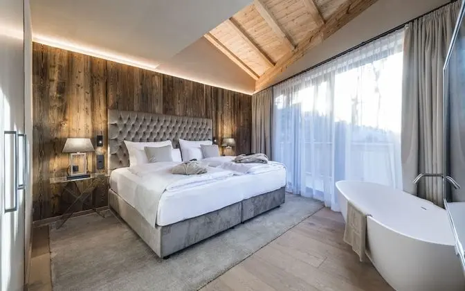 Gold Suite with steambath