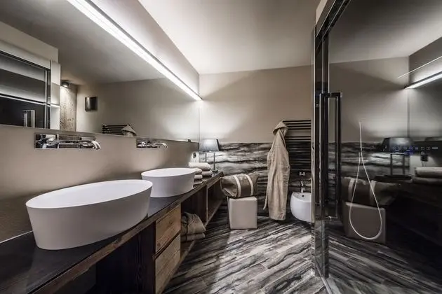 Gold Suite with steambath