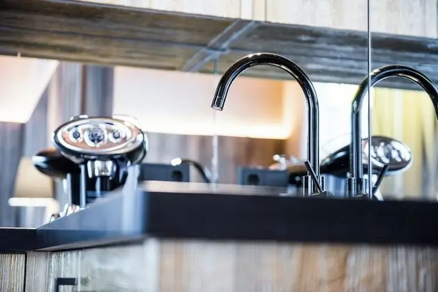 Platin suite with steambath and bar area
