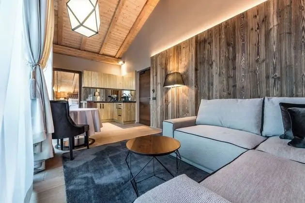 Platin suite with steambath and bar area