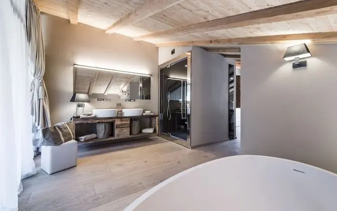 Platin suite with steambath and bar area