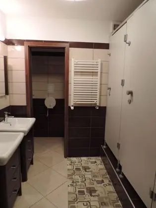 Dört Kişilik Oda, Ortak Banyo