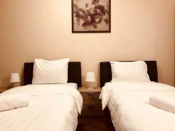 İki Ayrı Yataklı Oda, Ortak Banyo