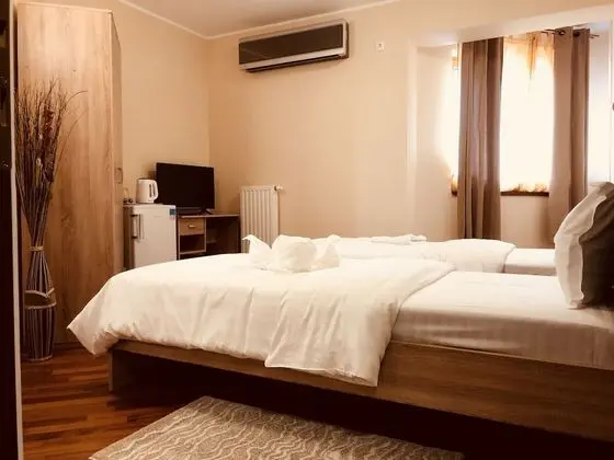 İki Ayrı Yataklı Oda, Ortak Banyo