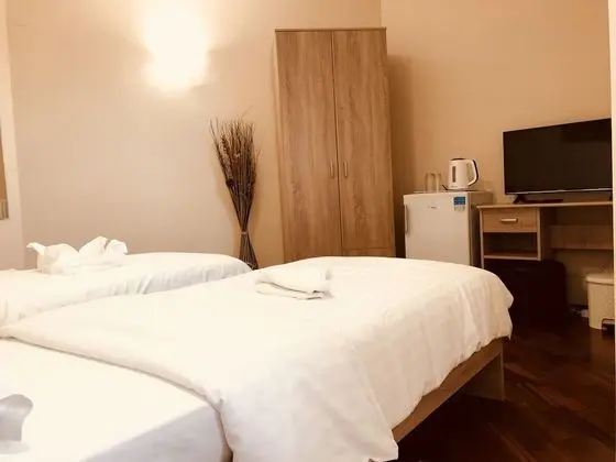 İki Ayrı Yataklı Oda, Ortak Banyo