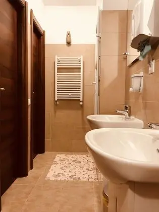 İki Ayrı Yataklı Oda, Ortak Banyo
