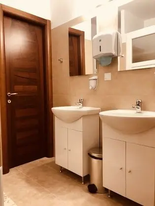 Üç Kişilik Oda, Ortak Banyo