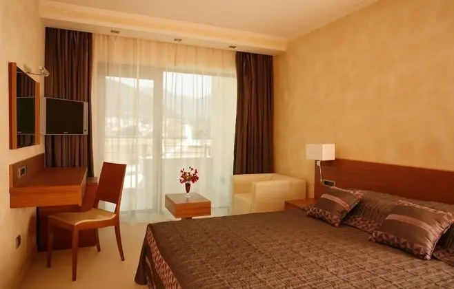 Tek Büyük Yataklı Oda, Balkon, Kısmi Deniz Manzaralı