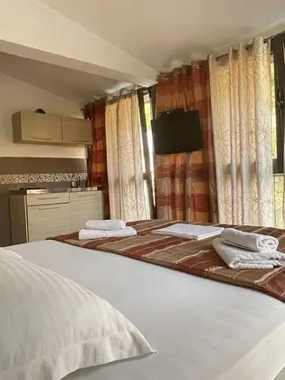 Tek Büyük Yataklı Oda, Balkon, Kısmi Deniz Manzaralı