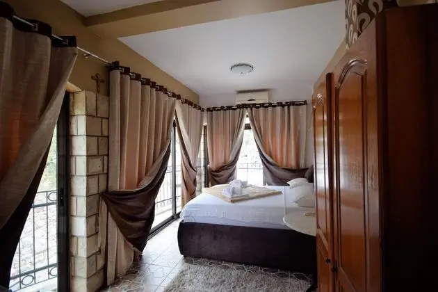 Tek Büyük Yataklı Oda, Balkon, Kısmi Deniz Manzaralı