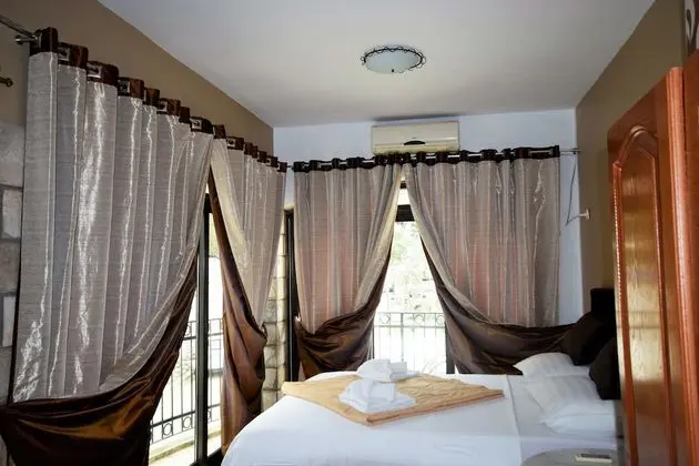 Tek Büyük Yataklı Oda, Balkon, Kısmi Deniz Manzaralı