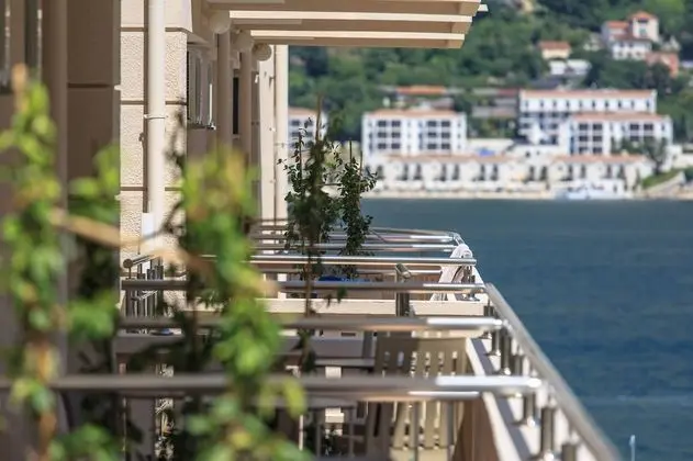 Tek Büyük veya İki Ayrı Yataklı Oda, Deniz Manzaralı