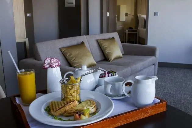 Süit, Balkon, Havuz Manzaralı