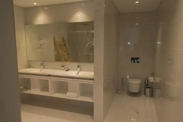 Süit, Balkon, Havuz Manzaralı