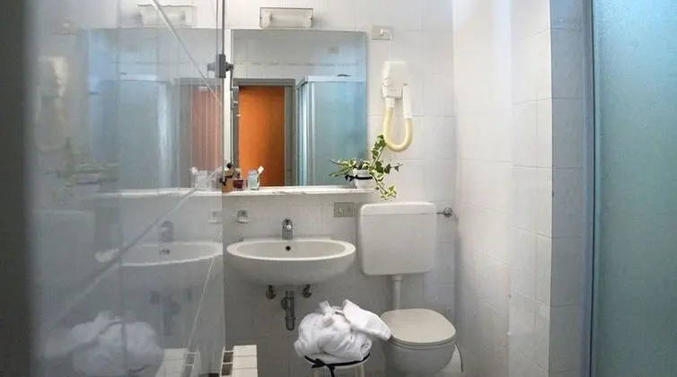 Standard Tek Büyük veya İki Ayrı Yataklı Oda, Küvet