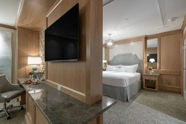 Iberville King Suite