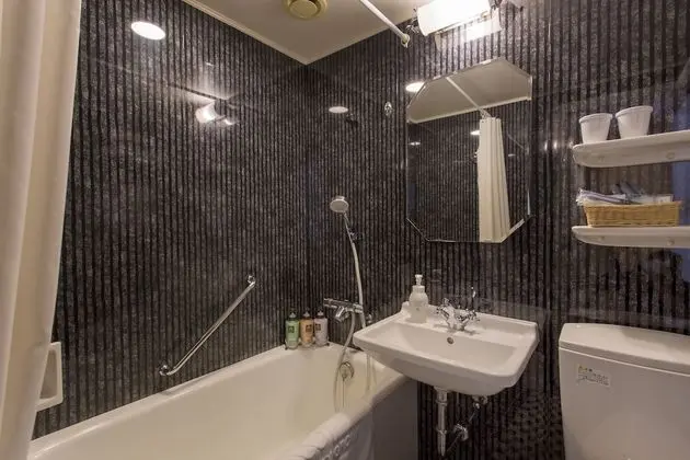 Üç Kişilik Oda, Sigara İçilmez (2 single beds and 1 sofa bed)