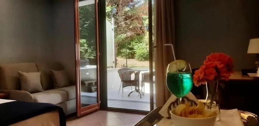 Deluxe Tek Büyük veya İki Ayrı Yataklı Oda (vasca idromassaggio all'aperto)