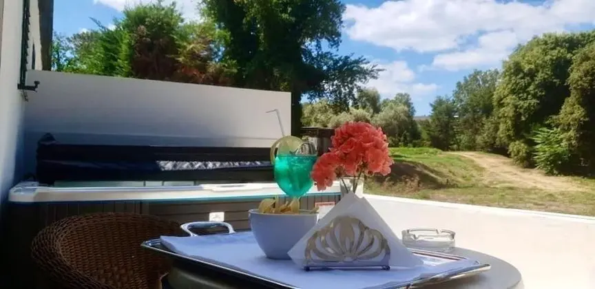 Deluxe Tek Büyük veya İki Ayrı Yataklı Oda (vasca idromassaggio all'aperto)