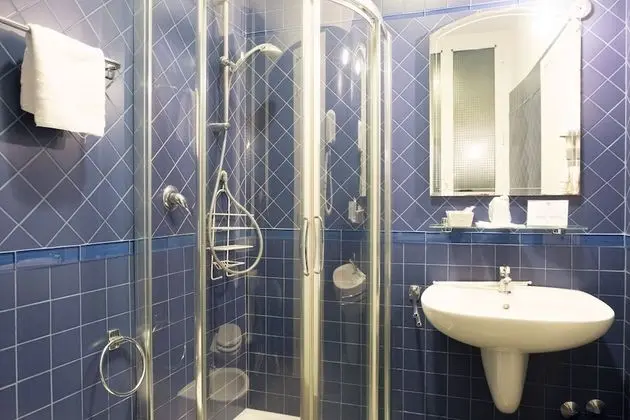 Büyük Yataklı Tek Kişilik Oda