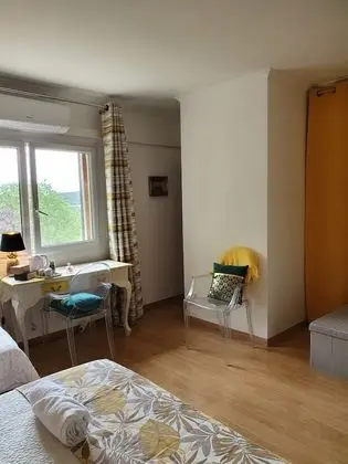 Üç Kişilik Oda (Jaune)