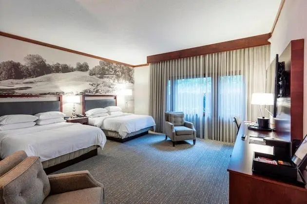 Oda, 2 Büyük (Queen) Boy Yatak, Golf Manzaralı (Mobility Accessible, Transfer Shower)