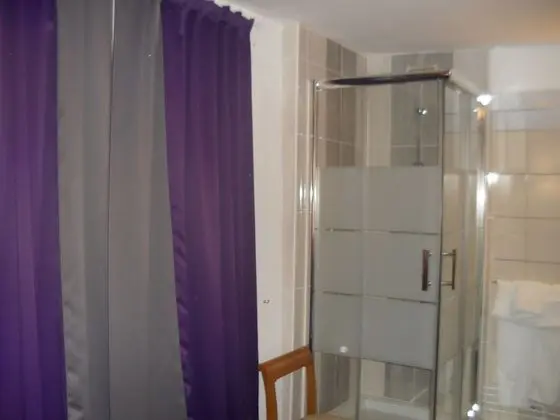 Family Oda, Özel Banyo (shared toilets)