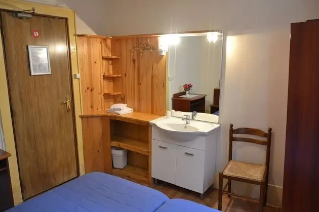 İki Ayrı Yataklı Oda, Özel Banyo (shared toilets)