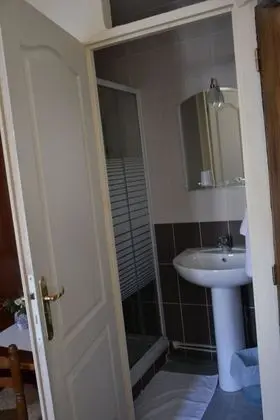 İki Ayrı Yataklı Oda, Özel Banyo (shared toilets)
