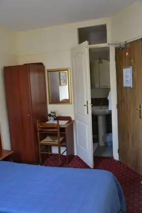 İki Ayrı Yataklı Oda, Özel Banyo (shared toilets)