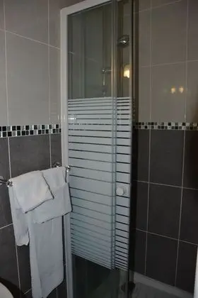 İki Ayrı Yataklı Oda, Özel Banyo (shared toilets)
