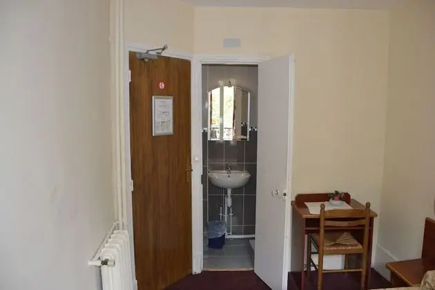 Tek Büyük Yataklı Oda, Özel Banyo (shared toilets)