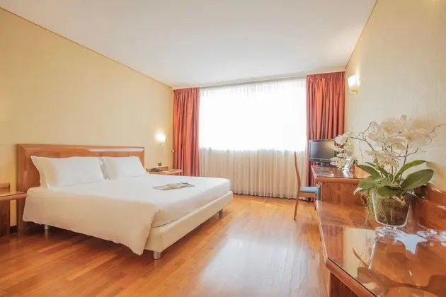 Büyük Yataklı Tek Kişilik Oda