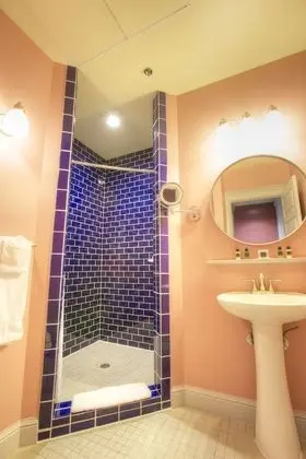 Oda, 1 Büyük (Queen) Boy Yatak (EURO SHOWER)
