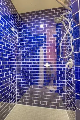 Oda, 1 Büyük (Queen) Boy Yatak (EURO SHOWER)