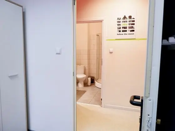 Üç Kişilik Oda, Ortak Banyo