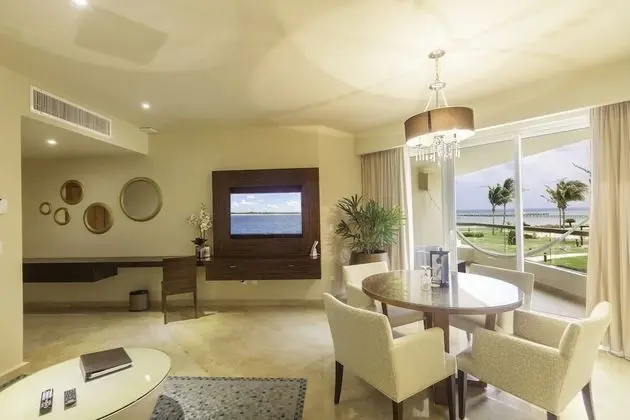 Superior Governor One Bedroom Suite Ocean View - King Size Bed